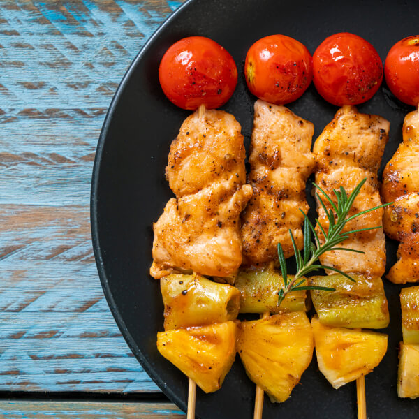 Un assortiment de légumes frais, d'herbes et d'épices sur une table de cuisine, prêts à être préparés.