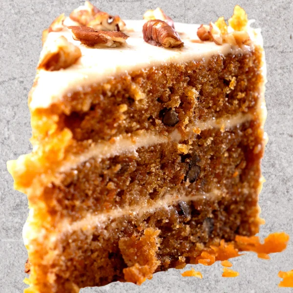 Une part de gâteau aux carottes avec un morceau manquant, présentée comme le meilleur gâteau aux carottes au Québec.