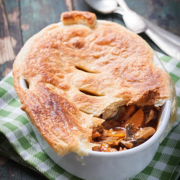 Une tourtière du lac, un pot pie garni de viande et de légumes, doré et appétissant.