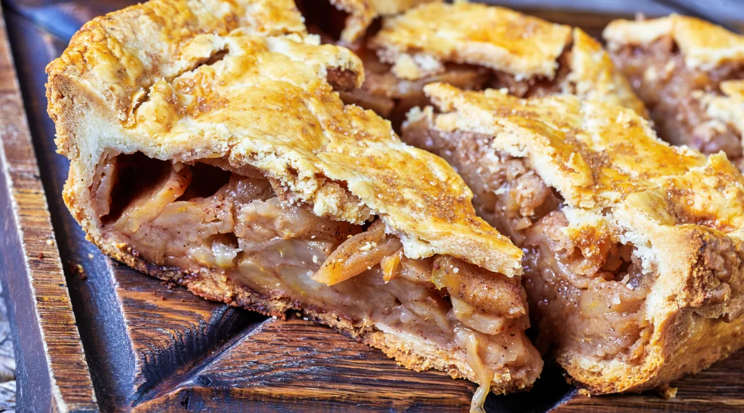 Gros plan sur une tourtière du lac avec plusieurs parts manquantes, révélant sa garniture savoureuse.